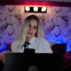 Elle est déguisée et maquillée devant son ordinateur alors qu'elle offre des services sexuels via webcam. 