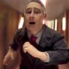 Un homme en marionnette court dans un couloir d'hôtel.