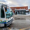 Des autobus sont arrêtés à un terminus au centre-ville de Trois-Rivières.