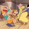 Blanche neige danse avec les sept nains dans le film d'animation de Disney.