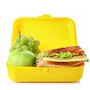 La boîte à lunch contient une pomme, des raisins et un sandwich.