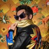 M (Matthieu Chedid) caché derrière son blouson.
