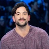 L'acteur regarde la caméra en souriant.