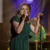 Gabrielle Destroismaisons chante à l'émission Bonsoir bonsoir.