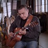 Dans son studio, Florent Vollant joue de la guitare.