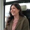 Catherine Fournier est assise dans la cabine qui est au sol.