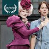 Une femme vêtue de rose (Elizabeth Banks) tend un micro à une femme en haillons (Jennifer Lawrence), avec la mention sur l'image Le trésor d'ICI Tou.tv