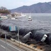 Un tsunami renverse des voitures stationnées dans les rues d'une ville côtière du Japon.