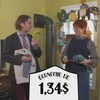 Jean-René Dufort tient une banane et Chantal Lamarre une pelote de laine et ils discutent. 