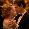 Un homme (Andrew Garfield) et une femme (Claire Foy) dansent, en tenue de soirée.