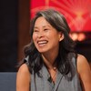 L'autrice sourit, assise sur un divan dans un décor de télé. 