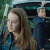 Un homme en costume (Louis Morissette) devant le coffre de sa voiture, regarde une jeune fille (Emilie Bierre) qui porte son équipement de hockey sur l'épaule.
