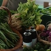 Une table de produits dans un marché public en Abitibi-Témiscamingue.

