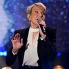 Marjo chante en tenant son micro dans une main.