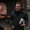 Patrice Roy rencontre un ukrainien devant le café Tintin de Kiev.