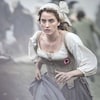 Une femme (Adèle Haenel) en tenue de révolutionnaire court dans la rue.