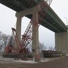 Un chantier de construction et une grue aux abords du pont Laviolette, à Trois-Rivières.
