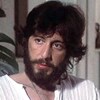 Un homme (Al Pacino), portant barbe et cheveux longs.