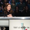 Elle est assise en studio.