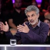 Yoshua Bengio est assis dans le studio.