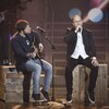 Deux hommes font un numéro musical sur le plateau de l'émission.