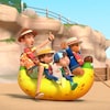 L'ourson et ses amis sont assis sur une banane gonflable. 