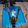 Une athlète s'apprête à plonger. 