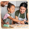Papa, maman et leur fille cuisinent. 