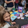 Des auteurs bédéistes de la bande dessinée Adèle signent les copies des enfants au Festival de la BD de Montréal. 