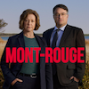 Devant un lac et un champ, deux enquêteurs se tiennent côte-à-côte.