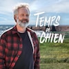 Un homme barbu regarde au loin, au large des îles de la Madeleine.