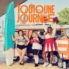 Sous un pont, devant un skate-parc et une camionnette orange, trois femmes vêtues de face différente (Maillot de bain et planche de surf, boxeuse et meneuse de claque)