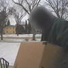 La caméra de surveillance d'un résident de Winnipeg montre comment a eu lieu le vol d'un colis qu'il venait tout juste de recevoir.