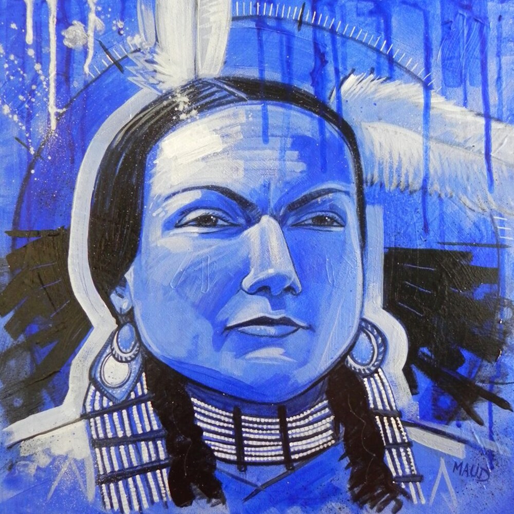 Pow wow dancer, une oeuvre de Maud Besson. On y voit le visage d'une femme des Premières nations. Oeuvre monochrome bleue.