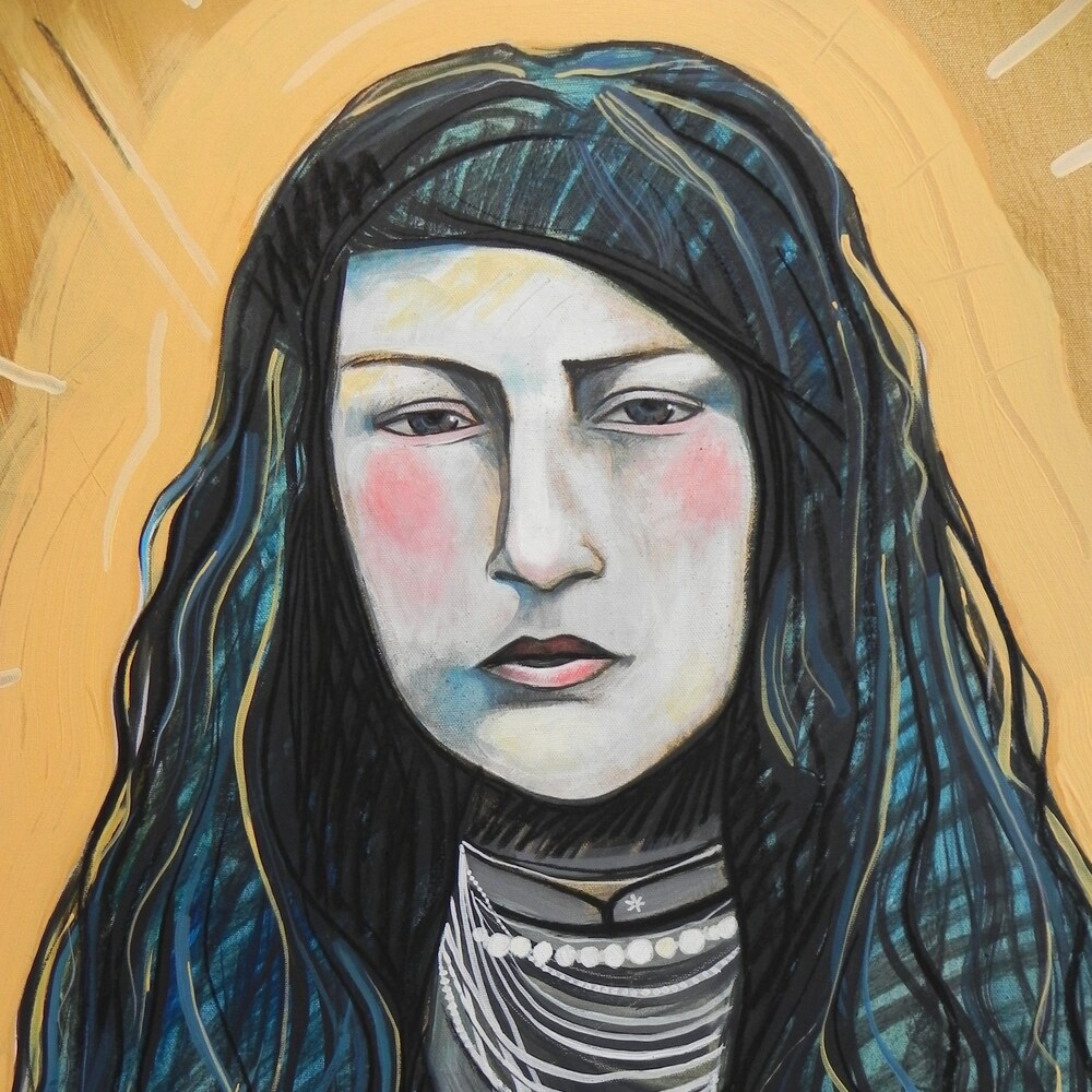 Tigua, une oeuvre de la peintre Maud Besson. Le tableau représente une jeune femme tigua sur fond jaune moutarde. Elle est très belle et a les cheveux long noirs, pratiquement bleus.