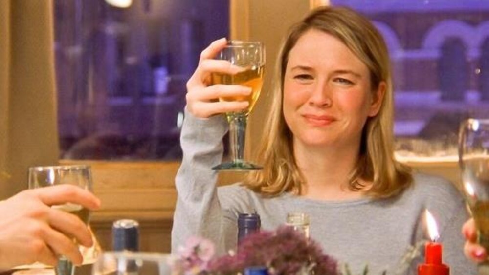 Miramax Film Bridget Jones (jouée par Renée Zellweger) porte un toast lors d'un souper.