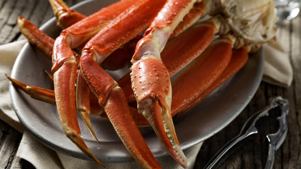 Des segments de crabe des neiges, avec des pattes entières, et des pinces pour décortiquer.