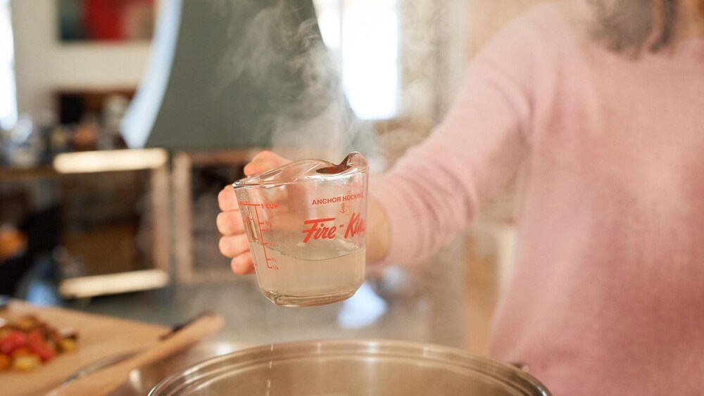 La nutritionniste Geneviève O’Gleman prélève de l’eau de cuisson des pâtes avec une tasse à mesurer. 