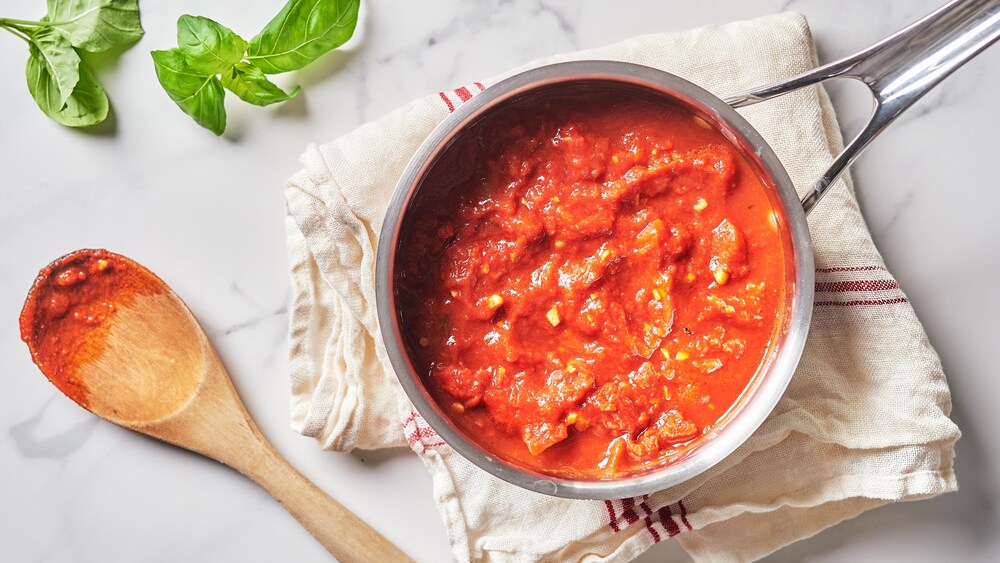 Une casserole contenant de la sauce marinara.