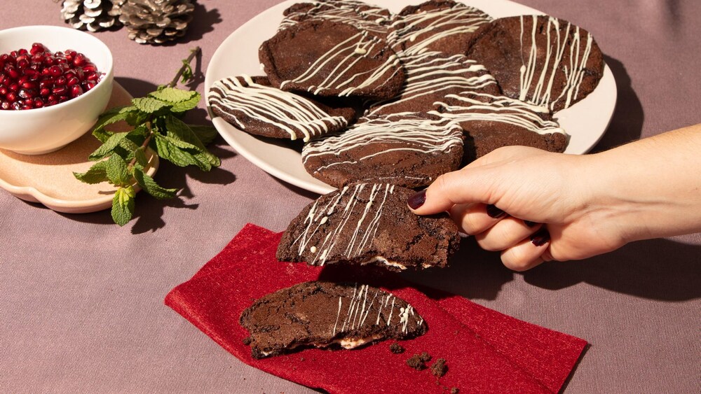 Des biscuits au chocolat et à la menthe dans une assiette.