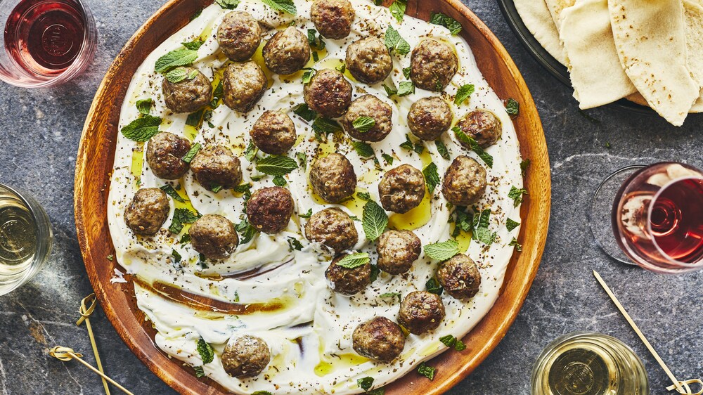 Des boulettes d’agneau au zaatar sur du yogourt avec un filet d’huile d’olive et de la menthe. 