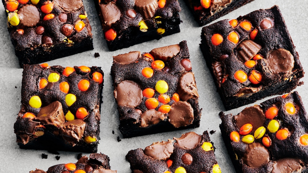 Des brownies aux friandises au beurre d’arachide et au chocolat.
