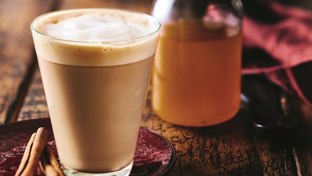 Un verre de café latte à la citrouille et aux épices.