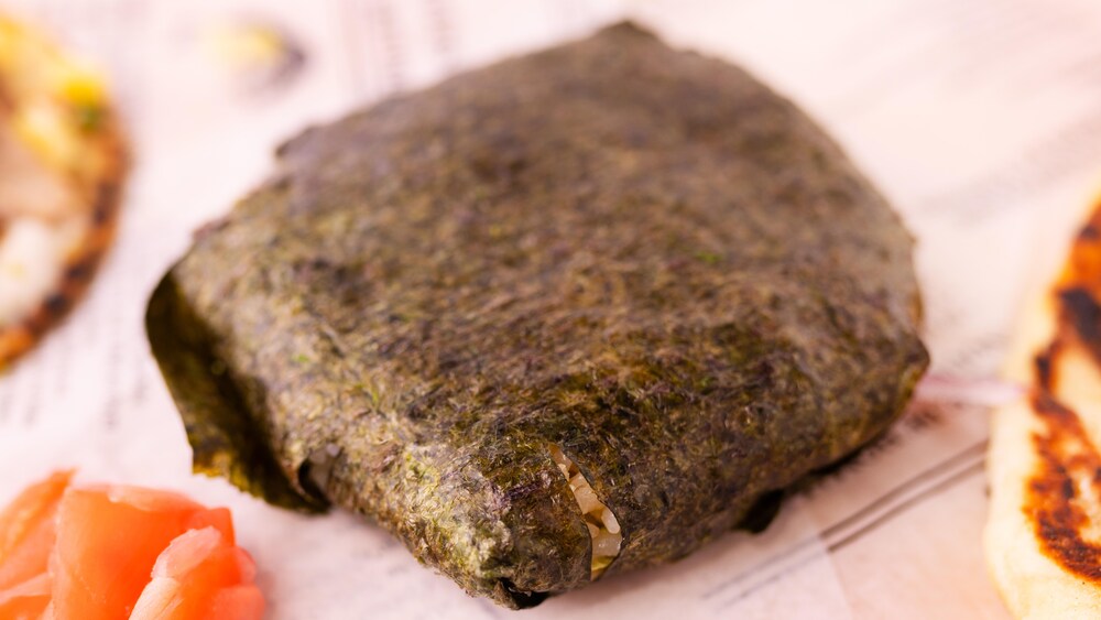 Zoom sur un onigirazu de thon rouge.