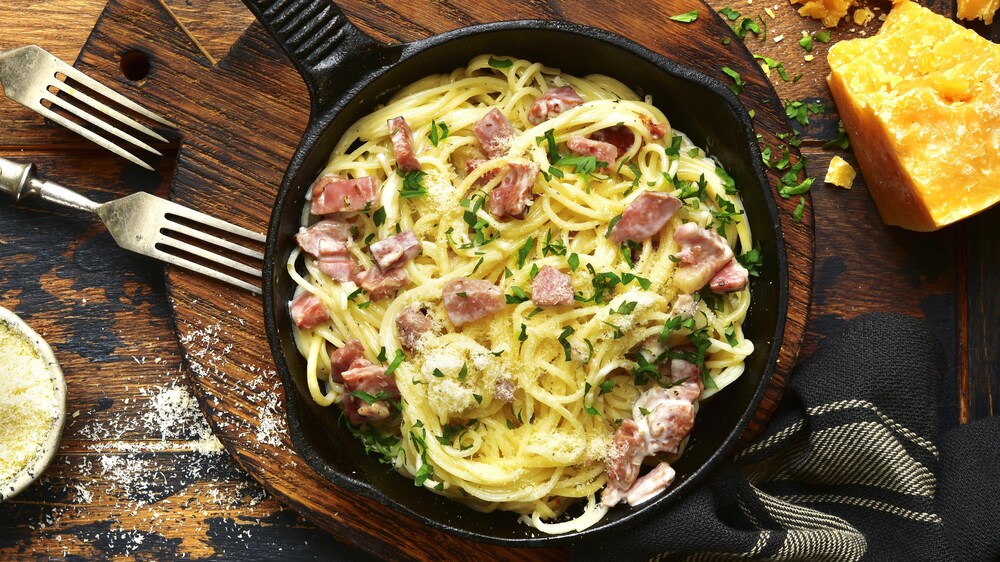 Des pâtes carbonara dans une poêle.