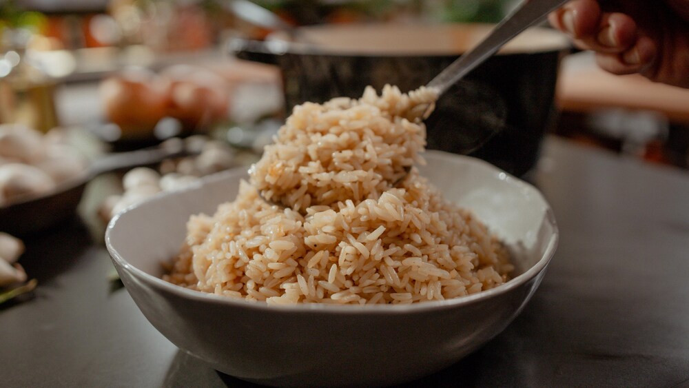Un bol rempli de riz pilaf.