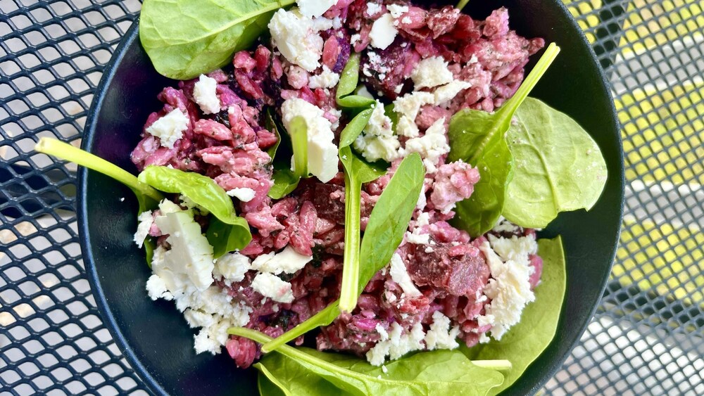Une salade d'orzo, de betterave, de menthe et de feta dans une assiette.