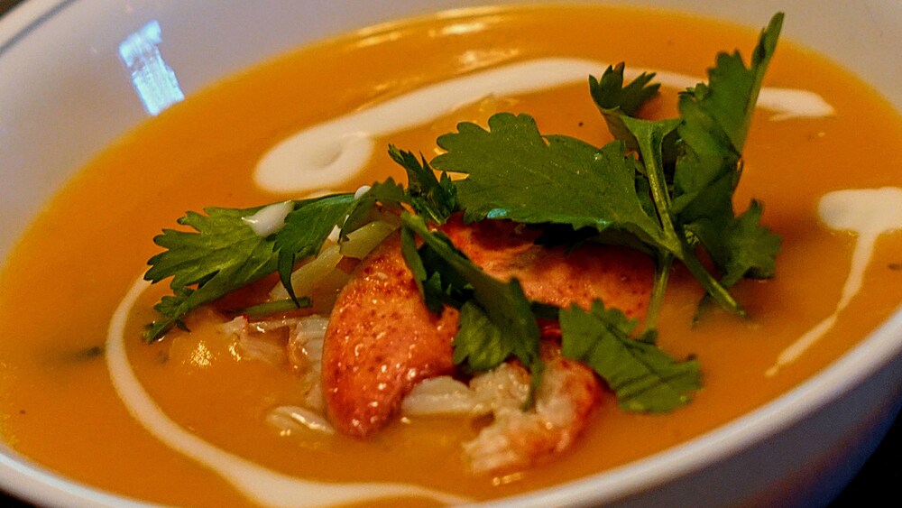 Zoom sur un bol rempli de soupe thaïlandaise.