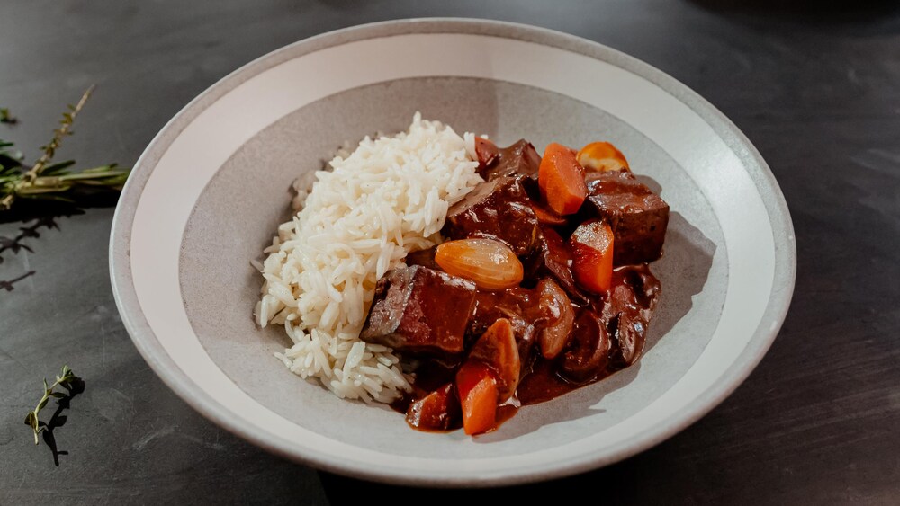 Contre-filet de bœuf, sauce au poivre noir et carottes rôties