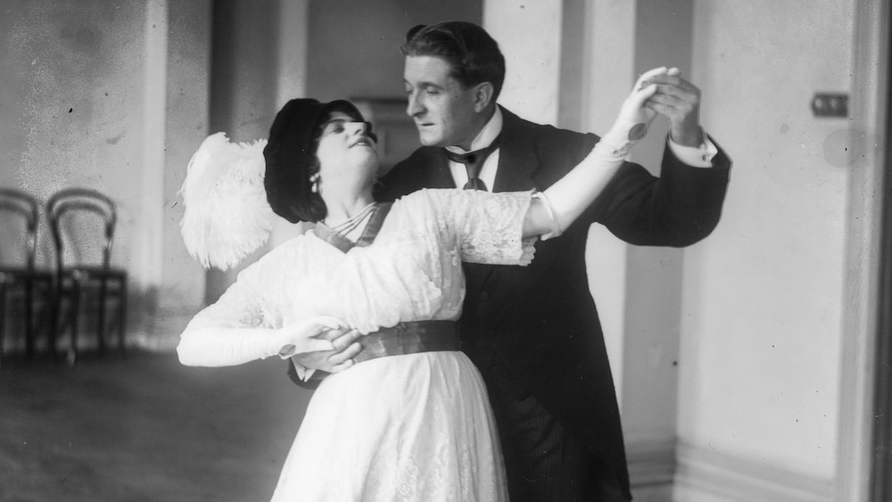 Señorita Castora de Guillere et M. Givre dansent le tango.